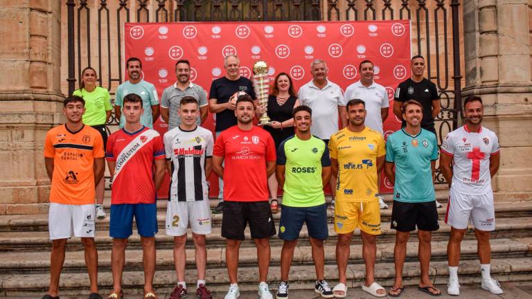 Foto oficial de los capitanes de los equipos que optan a la Copa Federación.