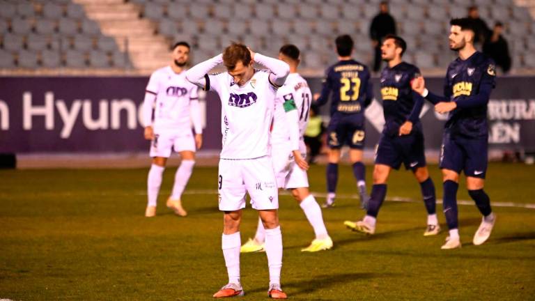 El Real Jaén entra en el abismo del descenso con la goleada encajada ante el UCAM (0-3)