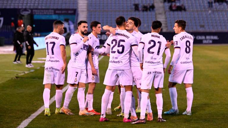 Los jugadores del Real Jaén felicitan a Pedro Fernández después de marcar el 1-0. / Juande Ortiz.