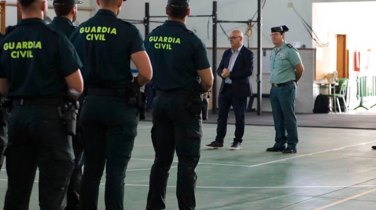 <i>Manuel Fernández, junto con el teniente coronel jefe de la Comandancia de la Guardia Civil en Jaén, Francisco José Lozano, dando la bienvenida al Cuerpo a los 82 guardias civiles. / Guardia Civil. </i>