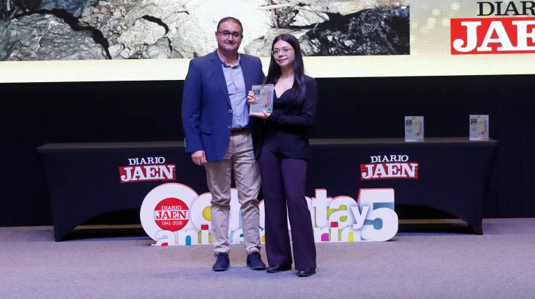 <i>El vicepresidente del sindicato de Enfermería Satse en Jaén, Andrés Palacios, hace entrega del galardón a Noelia Manjón Jiménez. / Jason Moyano / Diario JAÉN.</i>