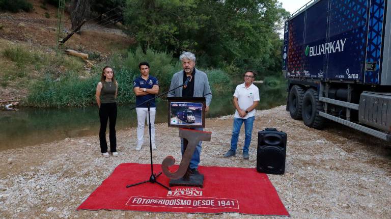 <i>El director de Diario JAÉN, Juan Espejo, el responsable de Actividades de Bujarkay, Gonzalo Castillo, la alcaldesa pedánea, Jeanette García, y el piloto Fidel Castillo. / Jason Moyano / Diario JAÉN. </i>