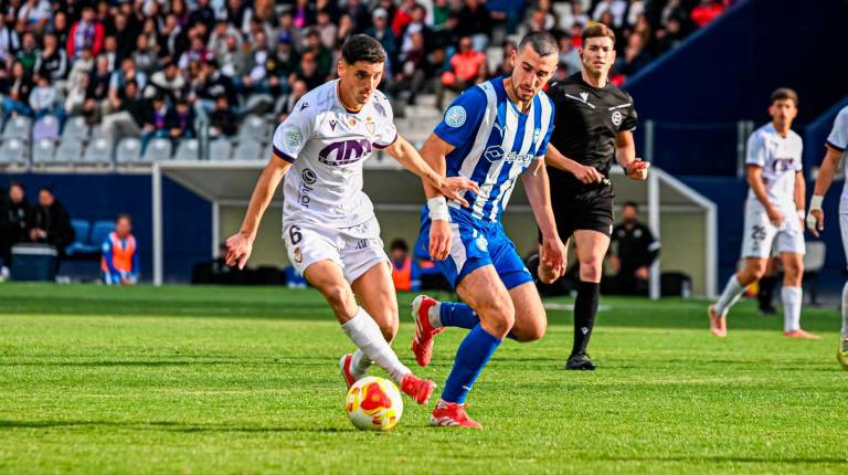 <i>José Álvarez, en una acción del partido. / Real Jaén. / Miranda López.</i>