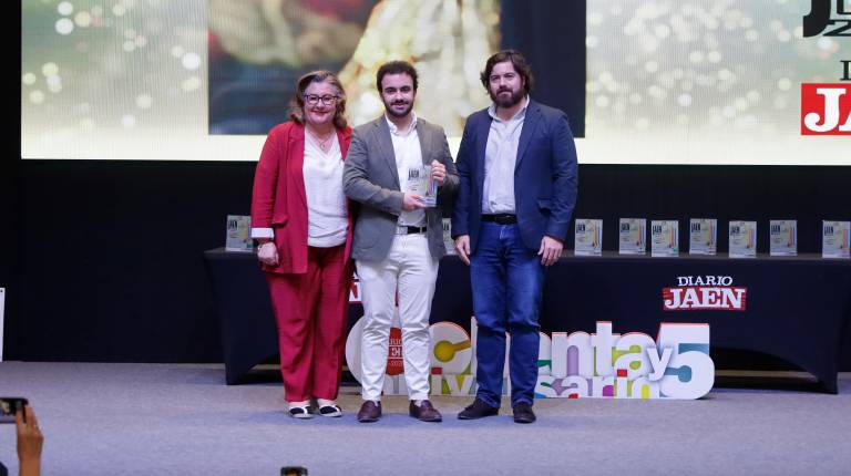 <i>La alcaldesa de Huelma, Ana María Guzmán, junto al premiado Rafael Mendoza, y el gerente de Blanca Impresores, José Blanca. / Jason Moyano / Diario JAÉN. </i>