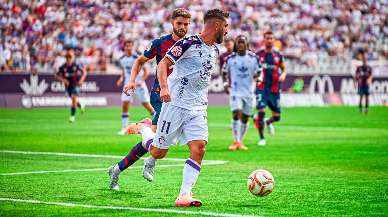 <i>Mario Martos comienza una jugada del Real Jaén. / Miranda López / Real Jaén</i>