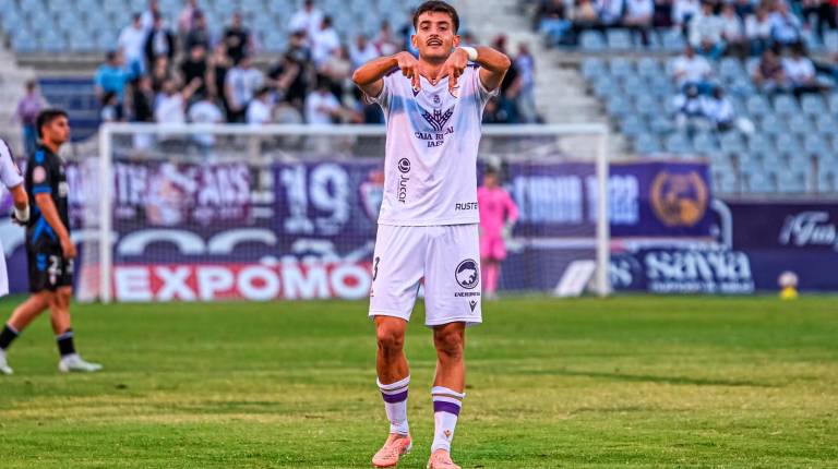 <i>David Serrano dedicando el gol. / Miranda López / Real Jaén CF. </i>