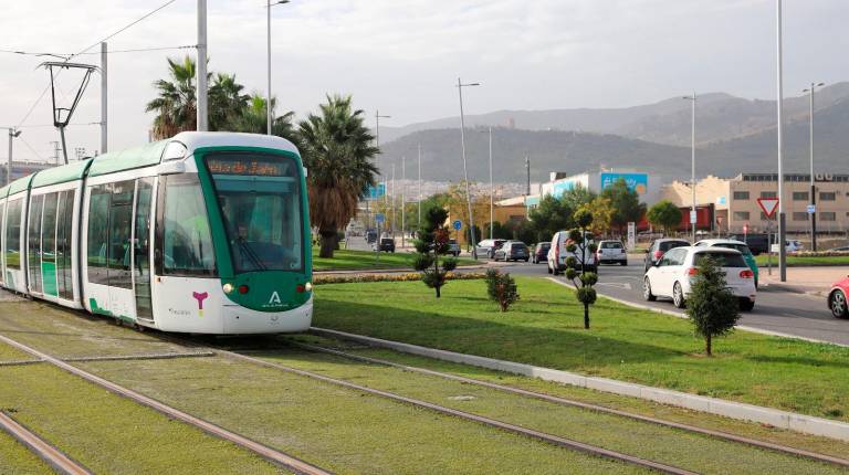 <i>Tranvía de Jaén circulando en pruebas. / Junta de Andalucía. </i>