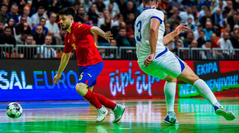 <i>El jugador del Jaén Paraíso Interior FS Dani Zurdo intenta un disparo en un partido con la Selección Española. / Jaén FS.</i>