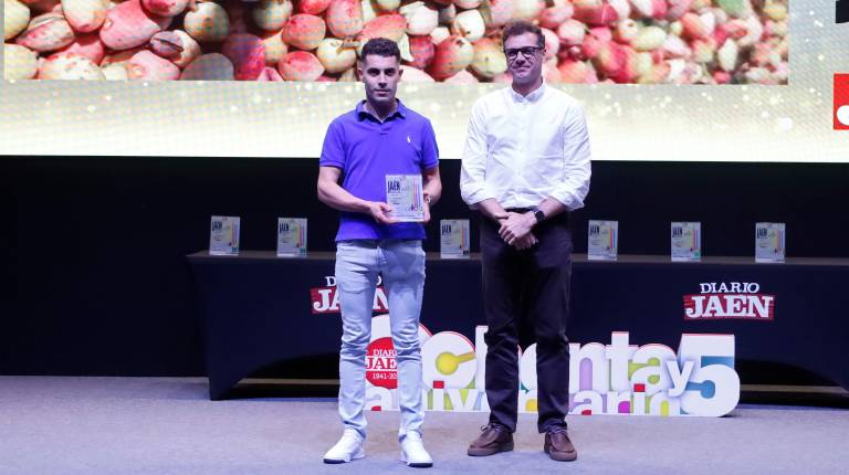 <i>Pedro José Alés Fernández recibe el Premio Naturaleza de manos del secretario general de UPA en Jaén y Andalucía, Jesús Cózar. / Jason Moyano / Diario JAÉN.</i>