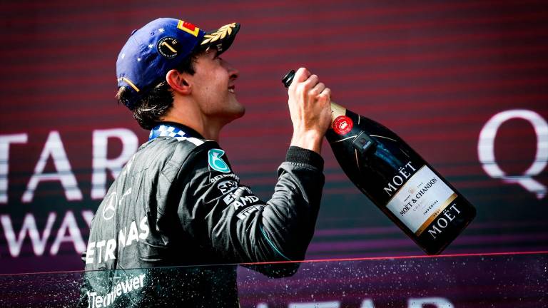 Russell y Mercedes arrasan en Australia y Alonso abandona dos veces