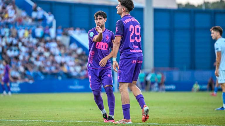 <i>Curro Burgos anima a David Serrano en el decisivo partido disputado ante el Atlético Baleares. / Real Jaén.</i>