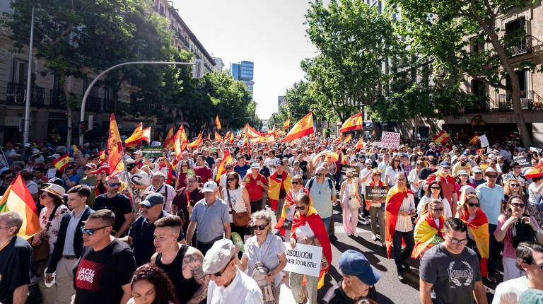 <i>Asistentes a la manifestación convocada en Madrid para exigir la dimisión del presidente del Gobierno. / A. Pérez Meca / Europa Press.</i>
