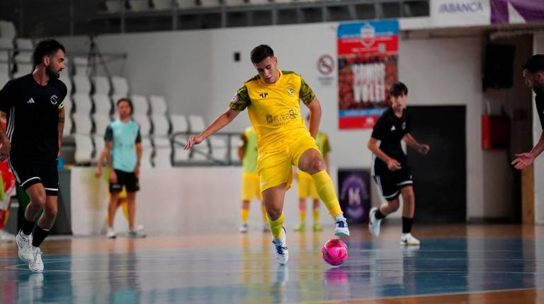 <i>Isi controla el balón en su etapa en el Lugo FS. / Avanza FS.</i>