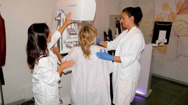La Junta de Andalucía atenderá en un “circuito preferente” a mujeres con cáncer de mama afectadas por demoras