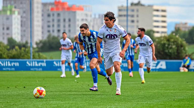 <i>Marcos Siverio conduce un balón en el partido en Ibaia ante el Deportivo Alavés B del pasado domingo. / Miranda López / Diario JAÉN. </i>