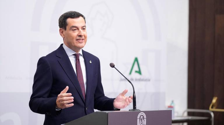 <i>Juanma Moreno durante la compadecencia. / Joaquín Corchero / Europa Press.</i>