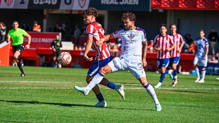 <i>Mauro se anticipa a Cubo en el partido ante el Atlético Madrileño. / Real Jaén.</i>