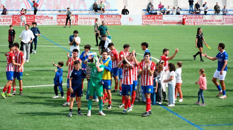 <i>Los jugadores del Atlético Porcuna celebra la victoria sobre la UD Melilla. / Manuel Jesús Molina / Atlético Porcuna.</i>