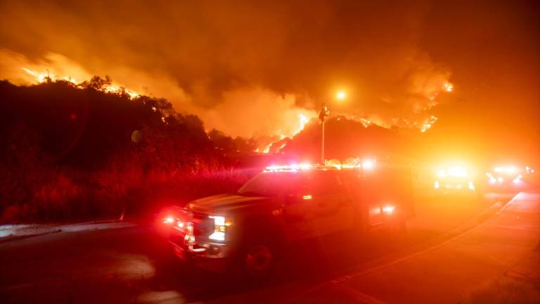 Al menos dos muertos por los incendios que azotan Los Ángeles
