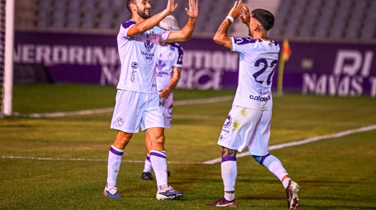 <i>Peque Polo y Óscar Lozano se felicitan después del gol del catalán ante el Cacereño. / Miranda López / Real Jaén.</i>