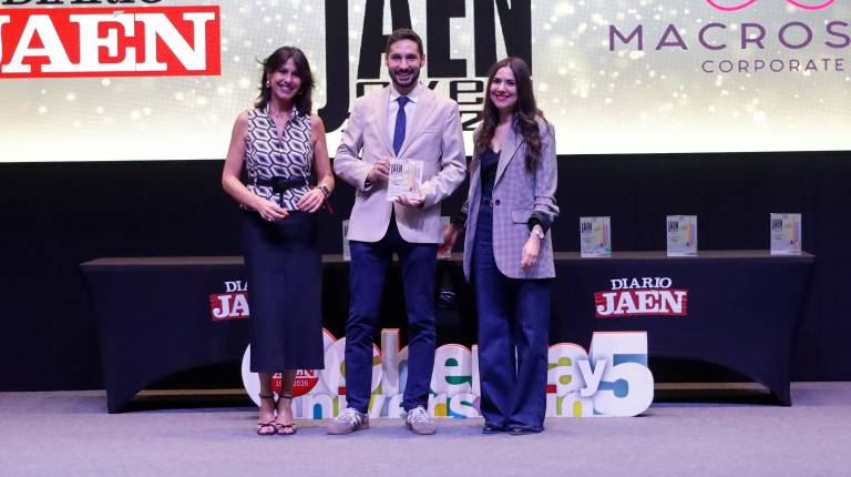 <i>Juan Cámara, entre Mamen Muñoz, edil de Bienestar Social, Igualdad, Diversidad y Participación Ciudadana de Linares, y Olivia Pérez, directora de Comunicación de Macrosad. / Jason Moyano / Diario JAÉN.</i>