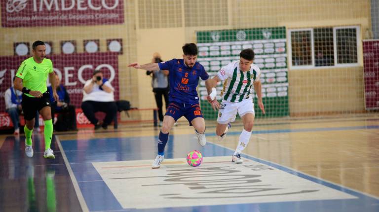 <i>Dani Zurdo, del Jaén FS, avanza ante un rival del Córdoba. / Jaén Paraíso Interior FS. </i>