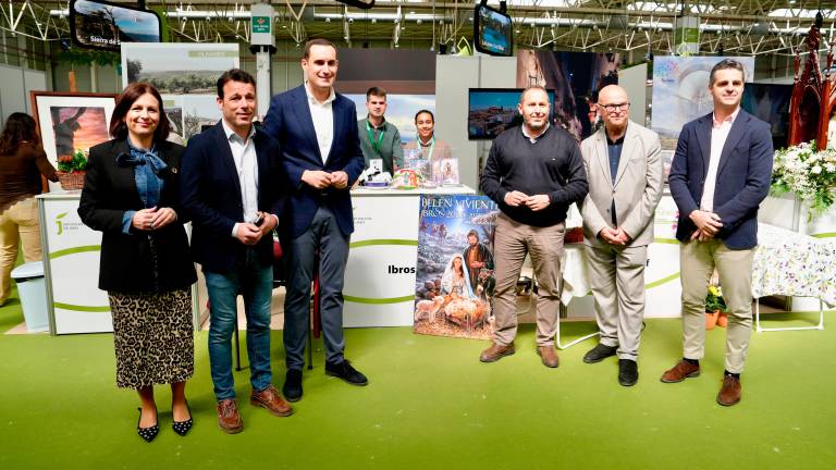 Isabel Uceda, Javier Perales, Juan Latorre, Juan Marías Reyes, Manuel Fernández y Luis Miguel Carmona en el estand de Ibros. / Diputación de Jaén.