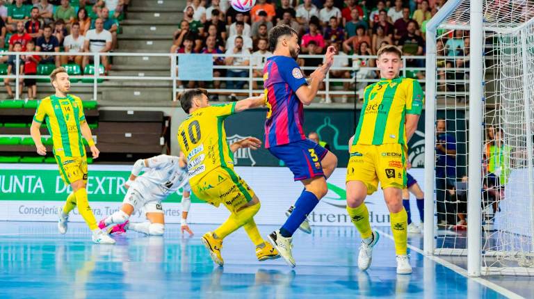 <i>Un lance del duelo que disputaron Jaén Paraíso Interior y Barça en la semifinal de la Copa del Rey en Cáceres. / RFEF. </i>