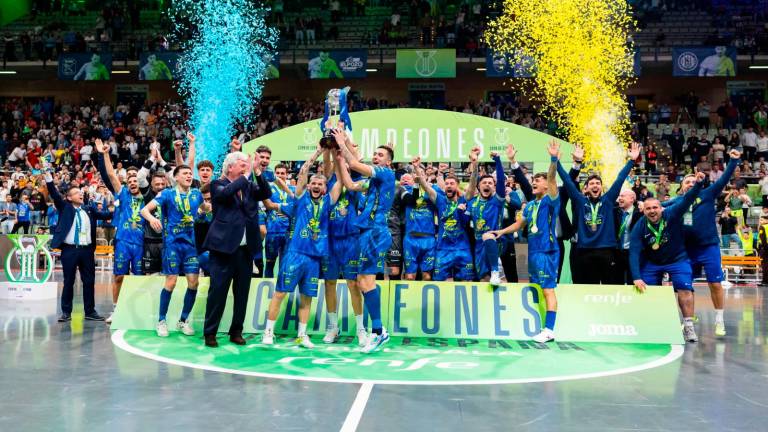 El Peñíscola desafía a la historia y levanta su primera Copa de España