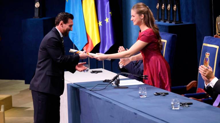 <i>La Princesa Leonor entrega el Premio Princesa de Asturias de los Deportes 2026 al futbolista argentino Leo Messi durante la entrega de los Premios Princesa de Asturias 2026 en el Teatro Campoamor. / Europa Press. </i>