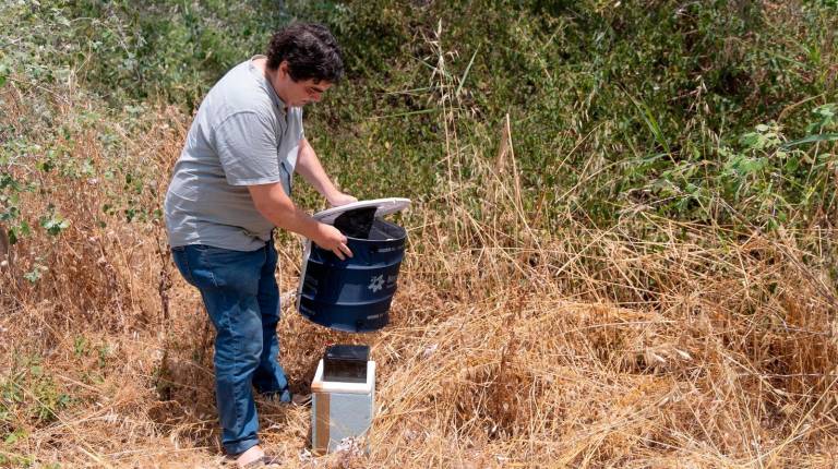 <i>Una de las trampas instaladas por la Junta contra el mosquito del Virus del Nilo Occidental. / Junta de Andalucía. </i>