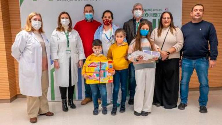 El Hospital de Jaén entrega los premios de su concurso de postales navideñas