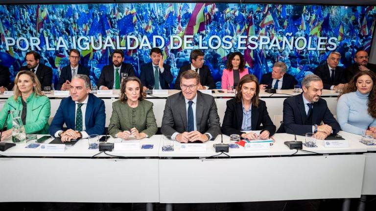 Desconcierto en el PP tras poner Génova el foco en el indulto a Puigdemont, que temen que afecte a la campaña gallega