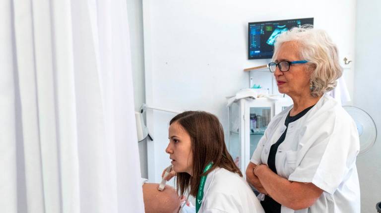 <i>Atención obstétrica en el Hospital Universitario de Jaén. / Junta de Andalucía. </i>