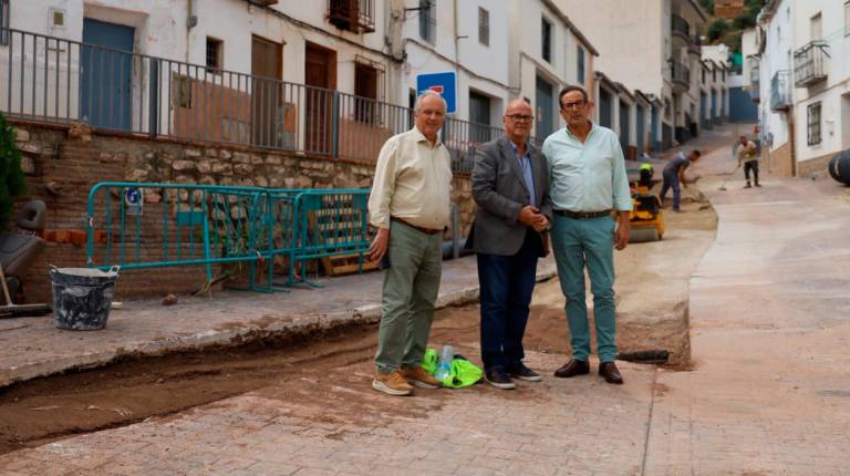 <i>Manuel Fernández visita Cambil, junto al alcalde, José María Guzmán. / Subdelegación del Gobierno.</i>