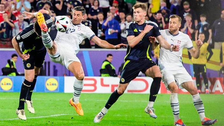 Escocia sigue con vida pese a empatar con Suiza