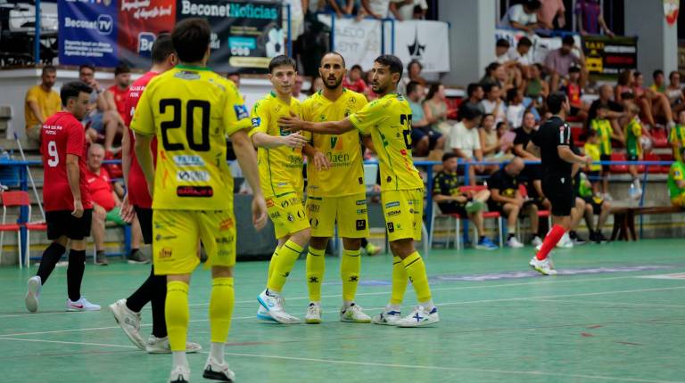 <i>Power, Boyis y Lemine celebran un gol en el partido ante el Villa del Río. / Jaén Paraíso Interior. </i>
