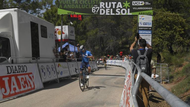 Superman López vuela en Villarrodrigo y es el nuevo líder de la Vuelta a Andalucía