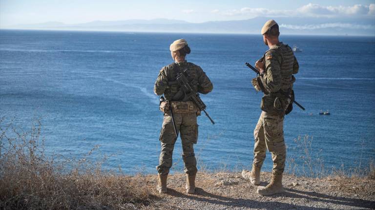 <i>Dos soldados vigilan la frontera en Benzú. / Europa Press. </i>