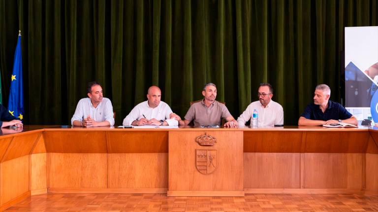 <i>Reunión de la Diputación de Almería con representantes de los municipios afectados por el incendio de Los Gallardos. / Diputación de Almería. </i>
