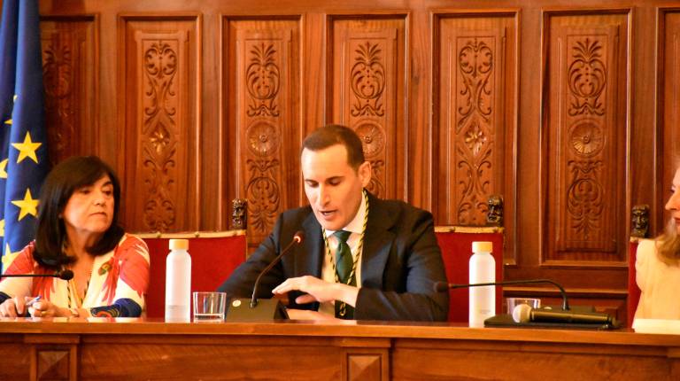 <i>Juan Latorre mientras pronuncia su primer discurso como presidente de la Diputación de Jaén y, a su derecha, Francisca Medina. / Juanjes García / Diputación de Jaén.</i>