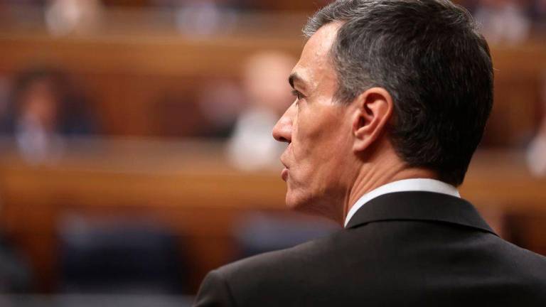 Pedro Sánchez niega sufrir una enfermedad cardiovascular y acusa a PP y Vox de difundir bulos sobre su salud