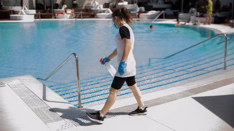 El BOJA prohíbe acceder a playas en zonas de nivel 4 a partir de las 22:00 horas