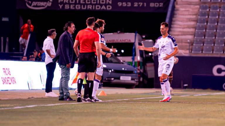 <i>Javi Moyano sale del campo y es sustituido por Mauro Cabelllo. / Miranda López / Real Jaén CF. </i>