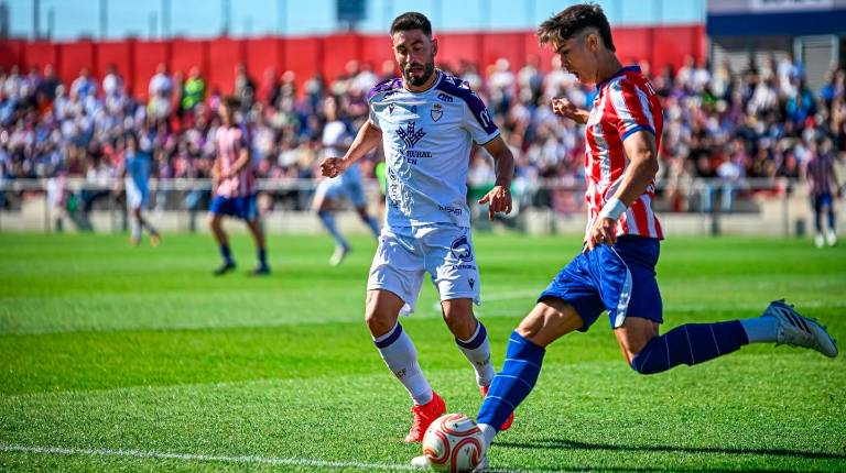 <i>Mario Martos presiona a un jugador de Atlético Madrileño en el partido del pasado domingo en Alcalá de Henares. / Miranda López / Real Jaén.</i>