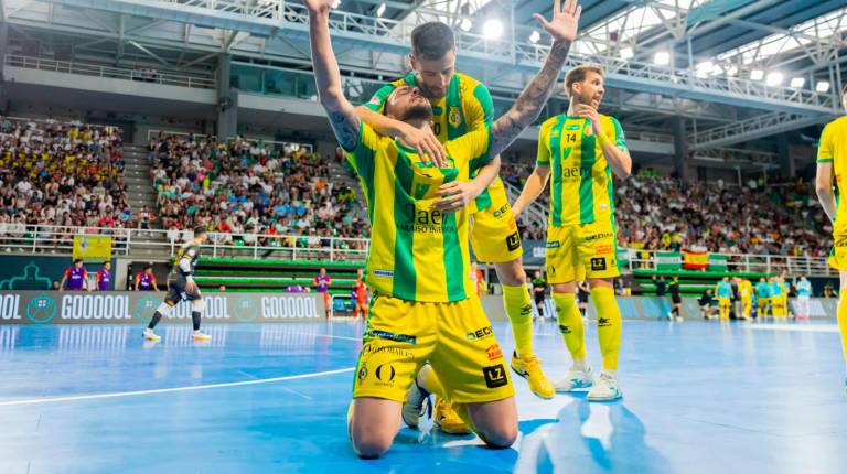 <i>El brasileño Joao Salla celebra uno de los goles marcados junto con Eloy Rojas. / RFEF.</i>