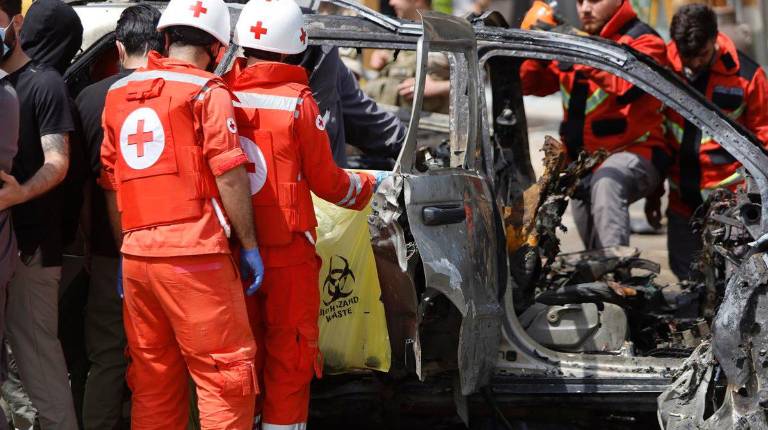 <i>Equipos de rescate inspeccionan un vehículo calcinado tras un ataque de Israel contra el sur de Beirut. / Europa Press.</i>
