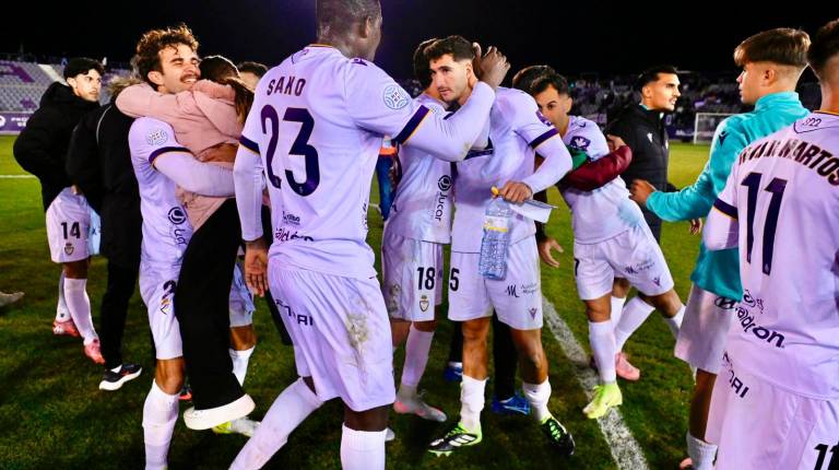 <i>Los jugadores del Real Jaén después de remontar el partido frente al Recreativo de Huelva en el último minuto con el tanto de Sako. / Juande Ortiz.</i>