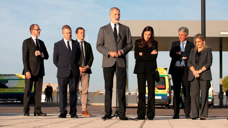 <i>Los Reyes Felipe VI y Letizia, la ministra de Educación, Formación Profesional y Deportes, Milagros Tolón, el presidente de Castilla-La Mancha, Emiliano García-Page, y el delegado del Gobierno de Castilla-La Mancha, José Pablo Sabrido, durante una visita. / Juanma Jiménez / Europa Press.</i>