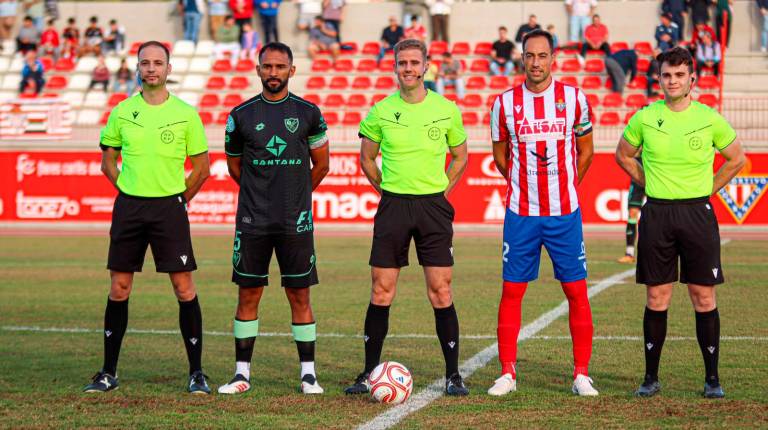 <i>El capitán del Linares Deportivo, Joao Paulo, con su homólogo del Don Benito, Lolo Pavón, y el trío arbitral. / CD Don Benito. </i>